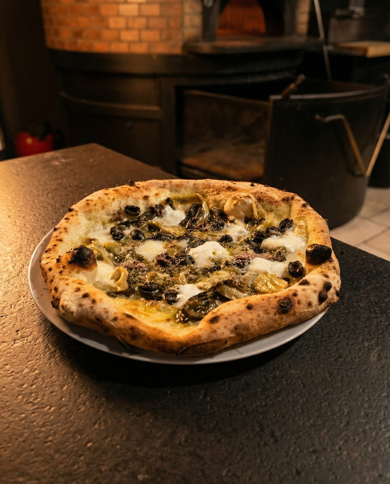 Pizza davanti al forno a legna