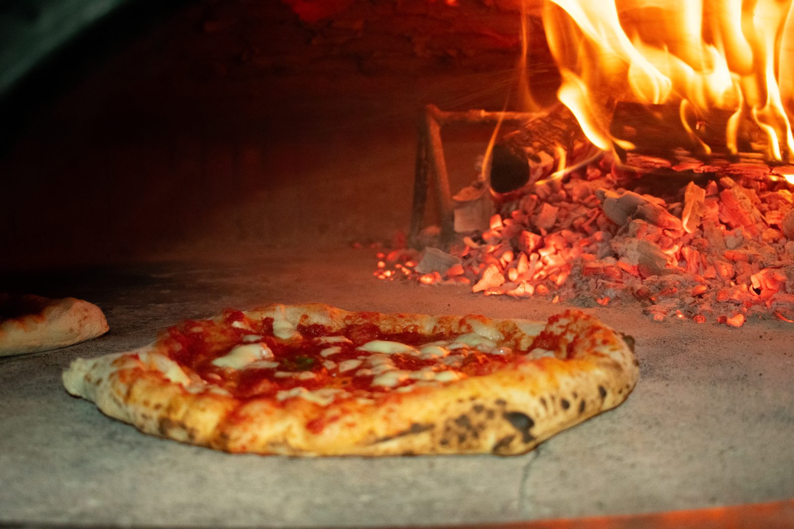 Pizza nel forno a legna