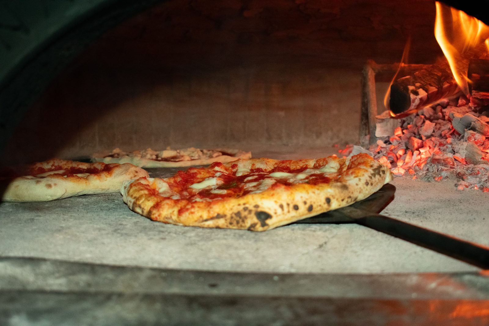 Due pizze nel forno a legna