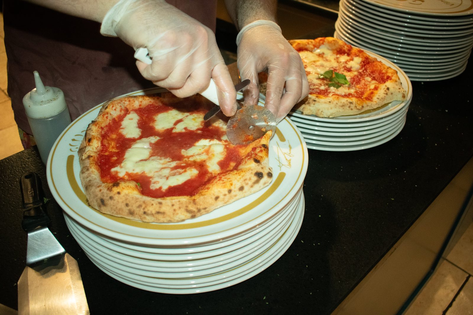 Pizzaiolo al lavoro